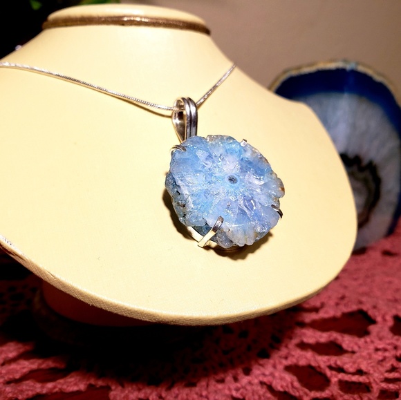 💎 Frosted Blue Solar Quartz Pendant Necklace - Picture 2 of 6